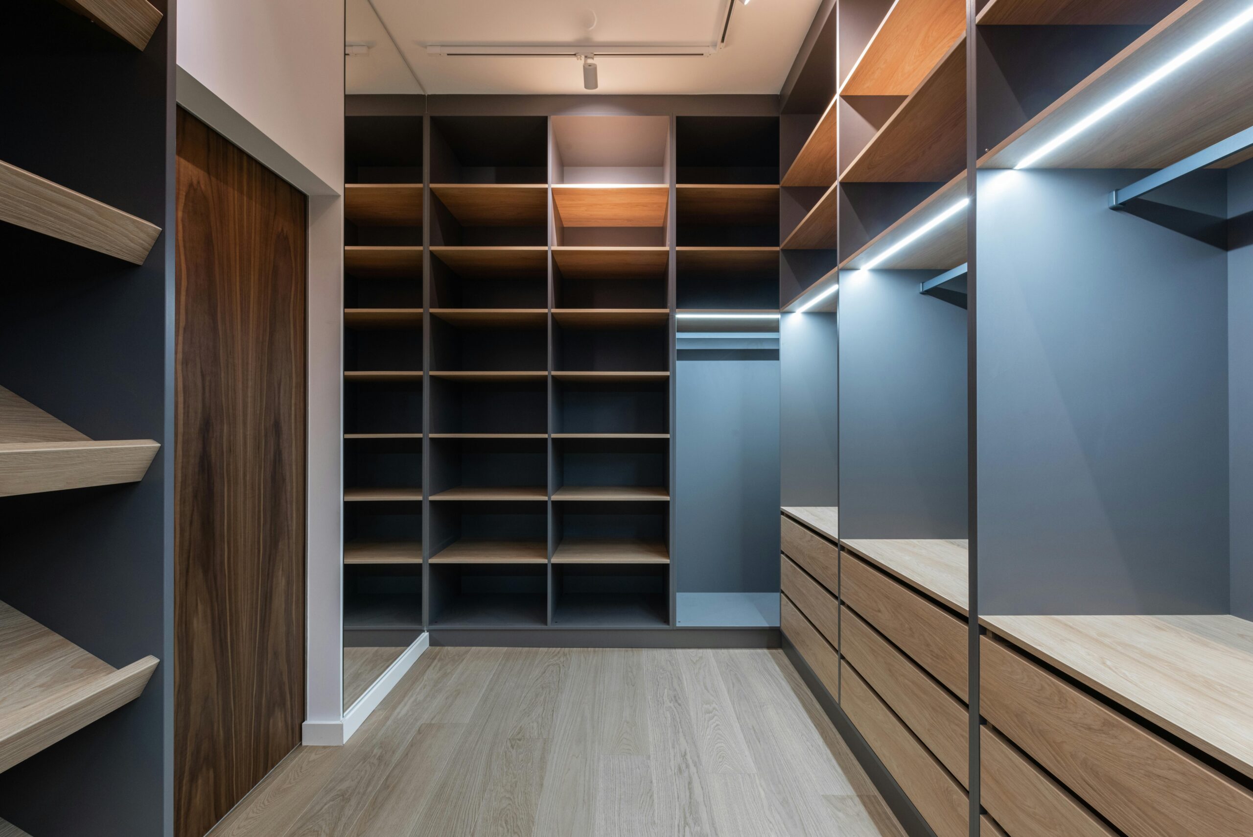 Begehbaren Kleiderschrank aufbauen - Anleitung und Tipps