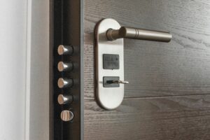 Türklinke wieder festmachen - lockere Türklinken reparieren - so geht's