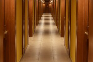 Welche Beleuchtung ist ideal für einen langen Flur