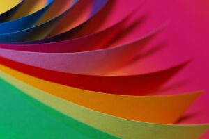 Welche Farben lassen mein Wohnzimmer größer wirken