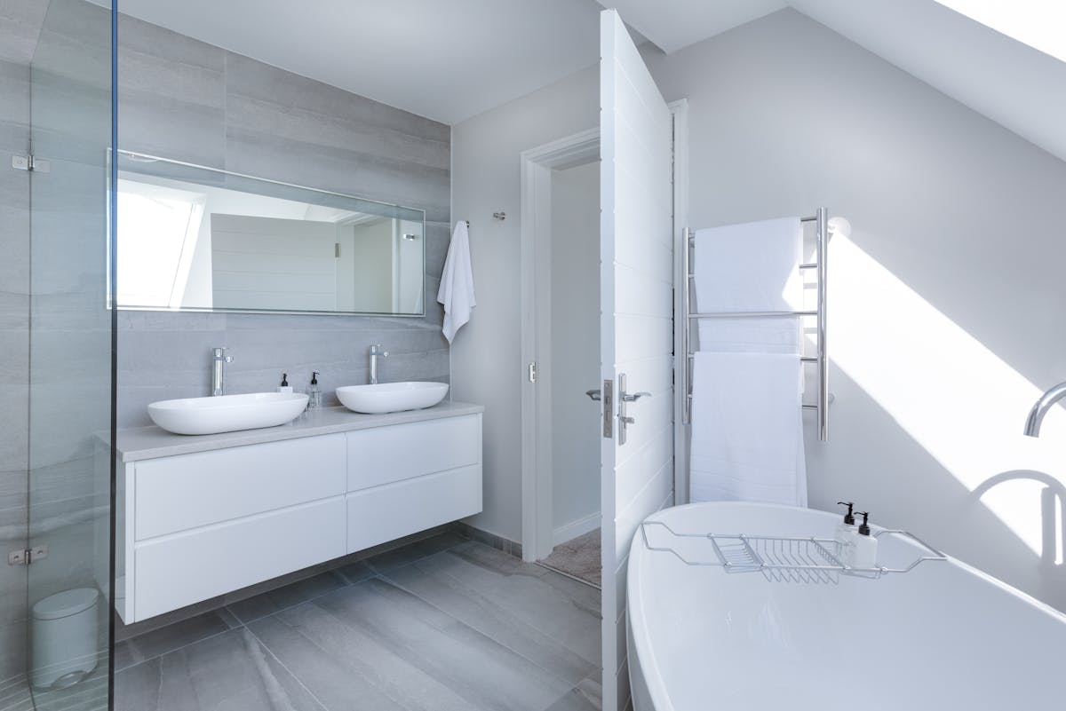 Wie repariere ich eine defekte Fliese im Badezimmer