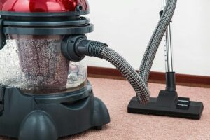 Wie entferne ich hartnäckige Flecken aus meinem Teppichboden?