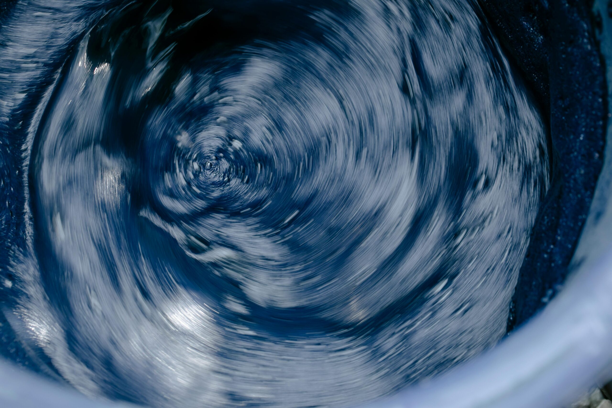 Warum bleibt Wasser in meiner Waschmaschine stehen?