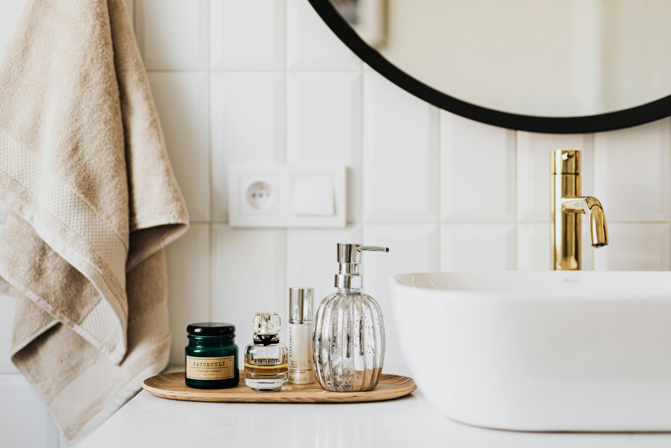 Wie repariere ich eine kaputte Fliese im Badezimmer?