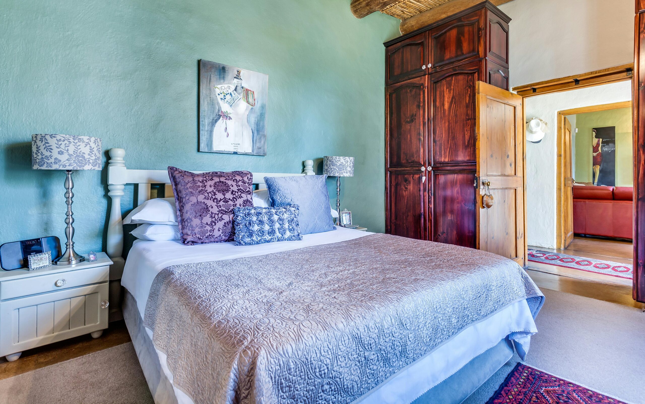 Welche Farbe lässt mein Schlafzimmer heller wirken?