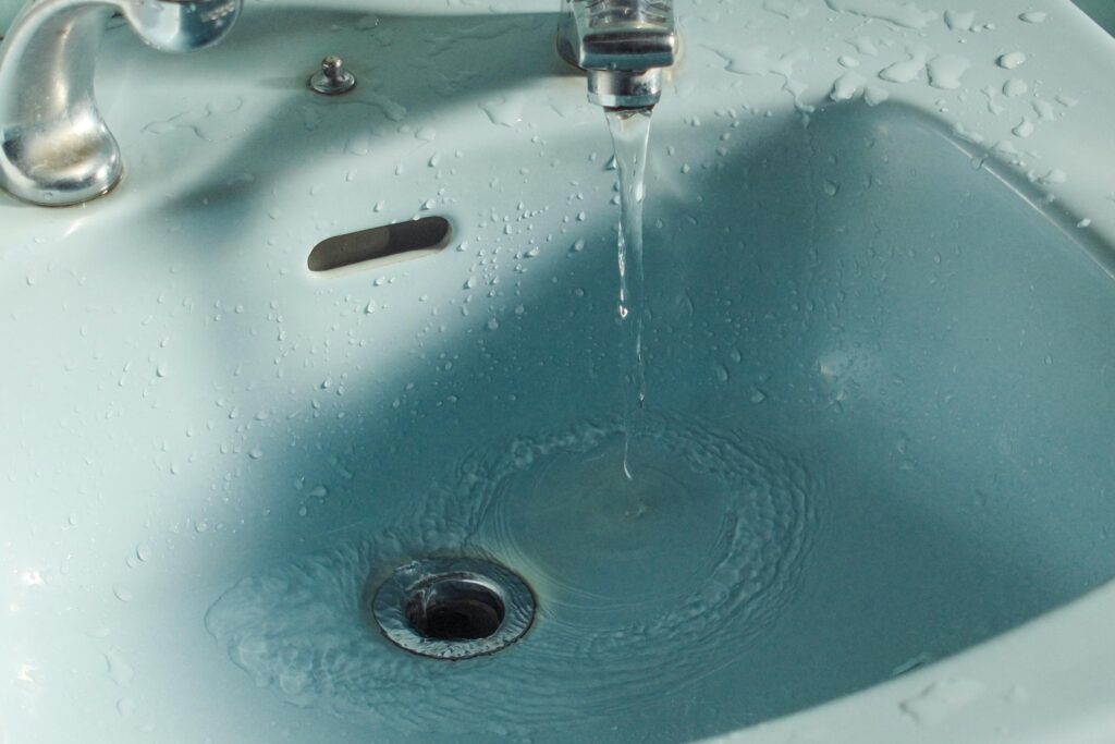 Warum läuft mein Waschbecken über, obwohl es nicht verstopft ist?