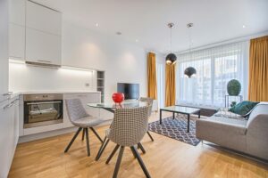 Welche Farben lassen ein kleines Wohnzimmer größer wirken?