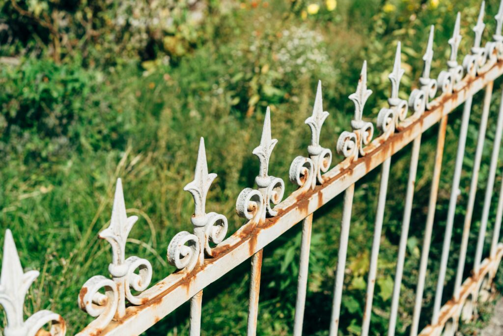 Wie kann ich meinen Gartenzaun vor Verwitterung schützen?