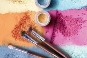 Wie entferne ich Make-up-Flecken aus meiner Kleidung