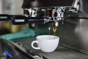 Wie entferne ich Kaffeesatzrückstände aus meiner Kaffeemaschine