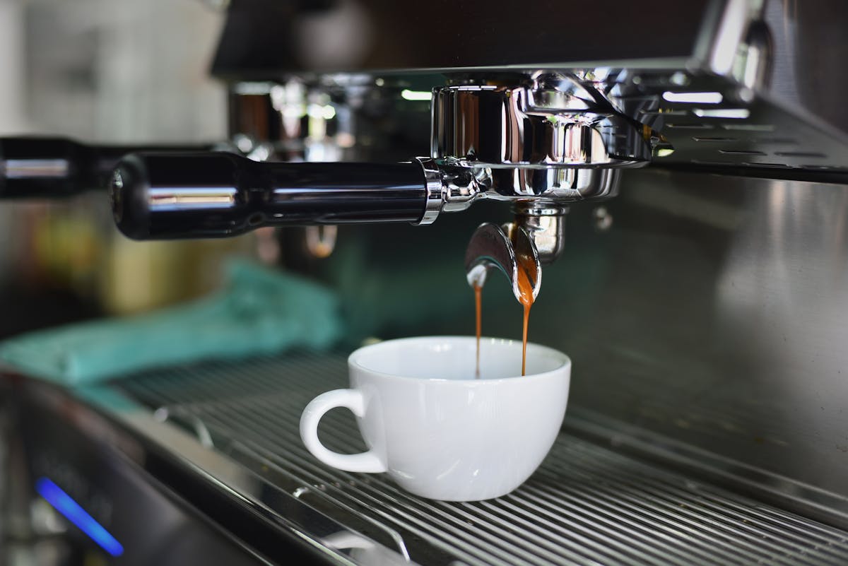 Wie entferne ich Kaffeesatzrückstände aus meiner Kaffeemaschine