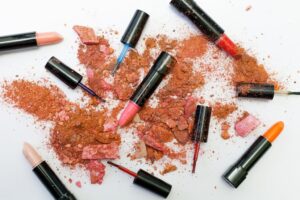 Wie entferne ich Lippenstiftflecken von meiner Kleidung