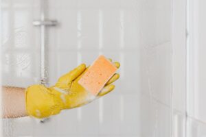 Wie entferne ich Seifenreste von meiner Duschkabine?