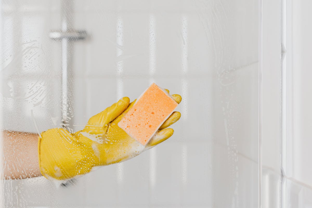 Wie entferne ich Seifenreste von meiner Duschkabine?