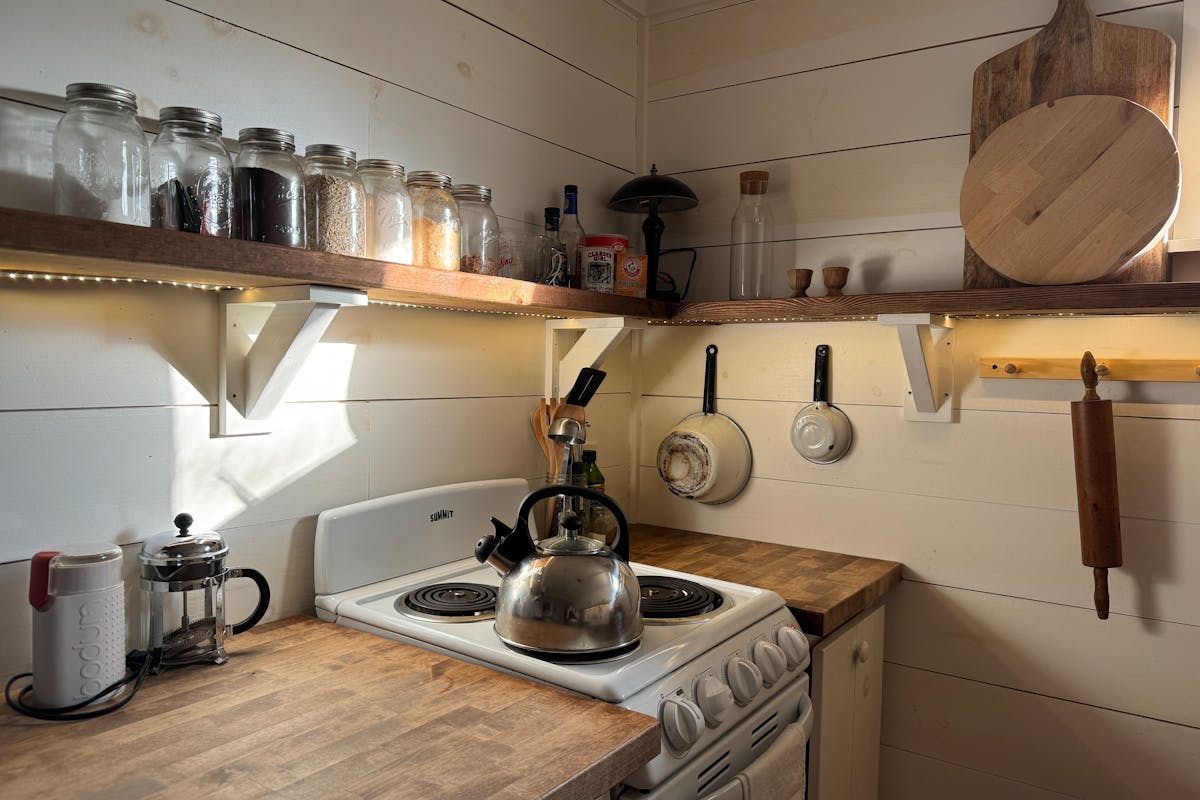 Welche Farben lassen eine kleine Küche größer erscheinen?