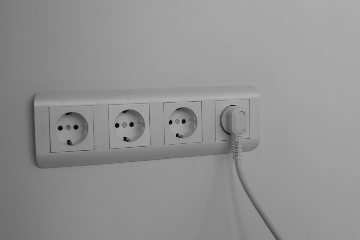 Warum zieht es durch meine Steckdosen?