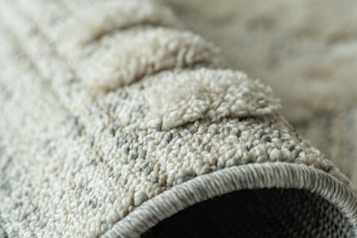 Wie entferne ich alte Kaugummiflecken von meinem Teppich?