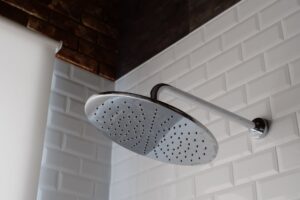 Wie entferne ich hartnäckigen Kalk von meinem Duschkopf?