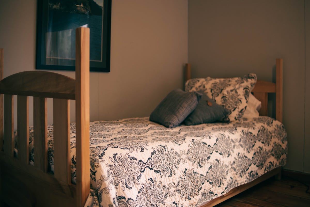 Warum knarrt mein Bettgestell bei jeder Bewegung?