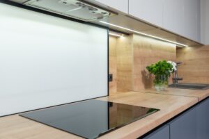 Wie entferne ich Brandflecken von meinem Herd?