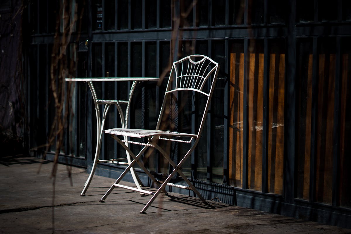 Wie entferne ich Rostflecken von meinen Gartenmöbeln?