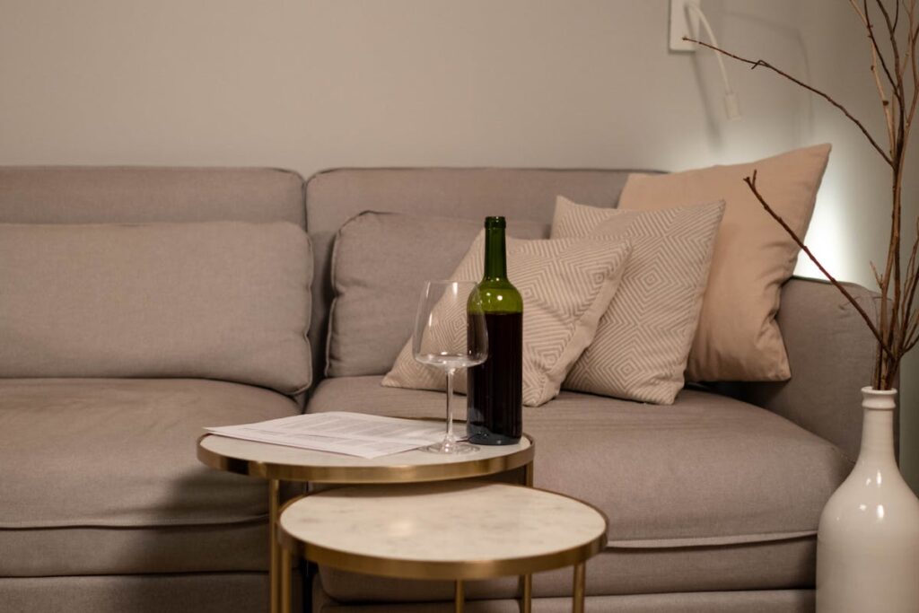 Rotweinflecken von der Couch entfernen: So geht es richtig 5 Wie entferne ich Rotweinflecken von meiner Couch?