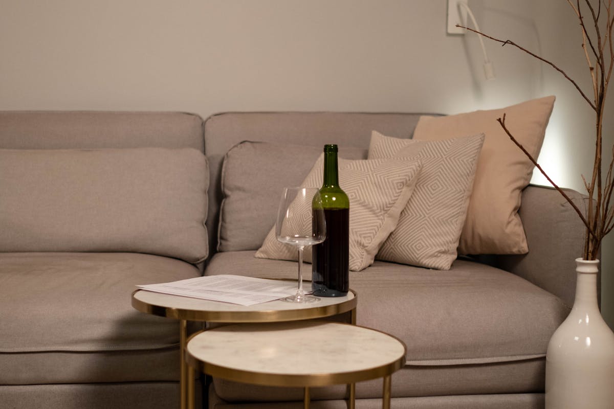 Wie entferne ich Rotweinflecken von meiner Couch?