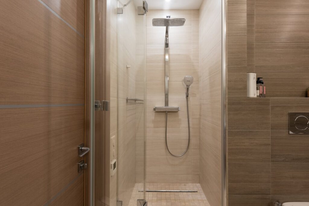Warum bildet sich Schimmel in meiner Dusche?