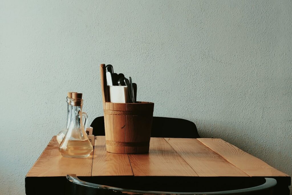 Wie entferne ich Wasserflecken von meinem Holztisch?